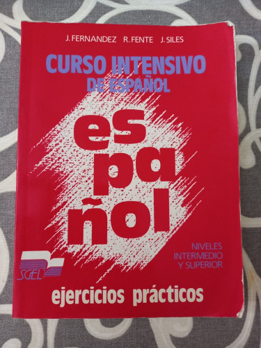 Portada del libro de Curso intensivo de Español. Niveles intermedio y superior. Ejercicios prácticos.
