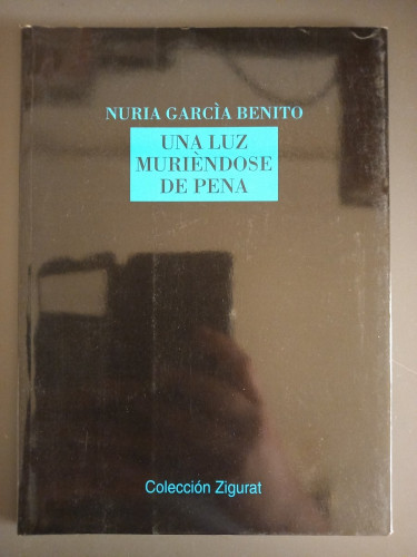 Portada del libro de Una luz muriéndose de pena