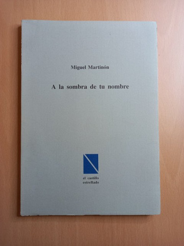 Portada del libro de A la sombra de tu nombre