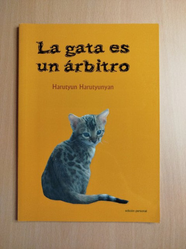 Portada del libro de La gata es un árbitro