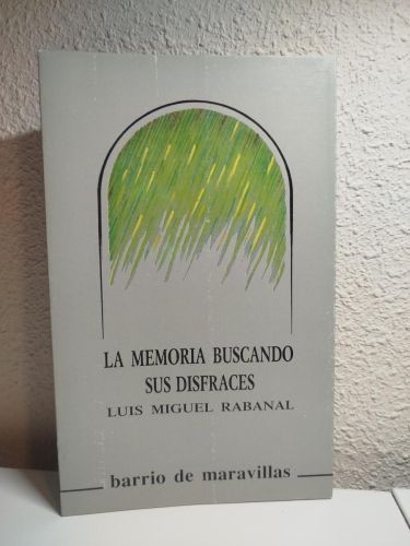 Portada del libro de La memoria buscando sus disfraces