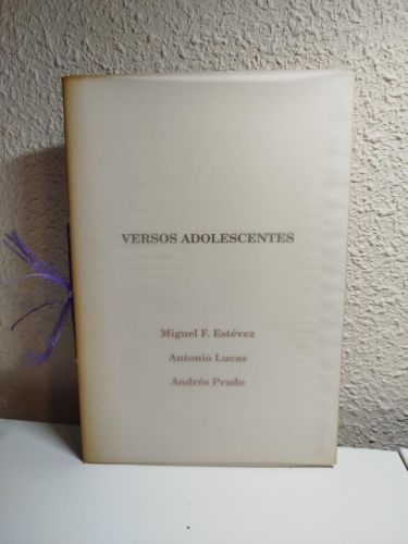 Portada del libro de Versos adolescentes