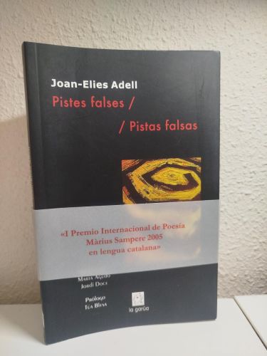 Portada del libro de Pistes falses/Pistas falsas