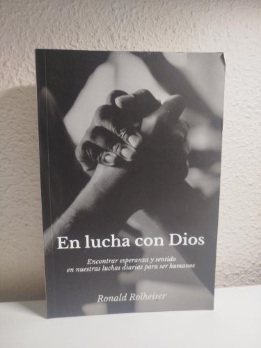 Portada del libro de En lucha con Dios. Encontrar esperanza y sentido en nuestras luchas diarias para ser humanos