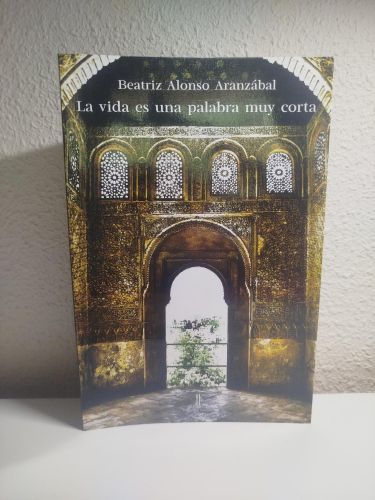 Portada del libro de La vida es una palabra muy corta