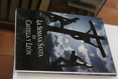 Portada del libro de La Semana Santa en Castilla y León.- 18 fascículos.