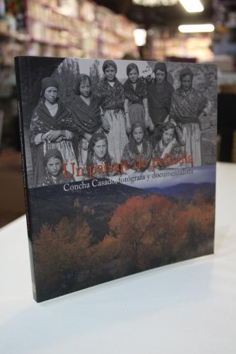 Portada del libro de Un paisaje de película. Concha Casado, fotógrafa y documentalista.