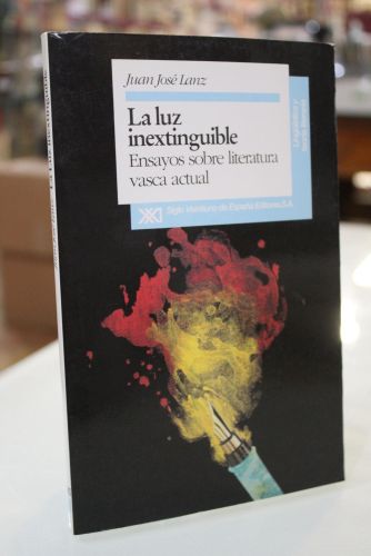 Portada del libro de La luz inextinguible. Ensayos sobre literatura vasca actual.