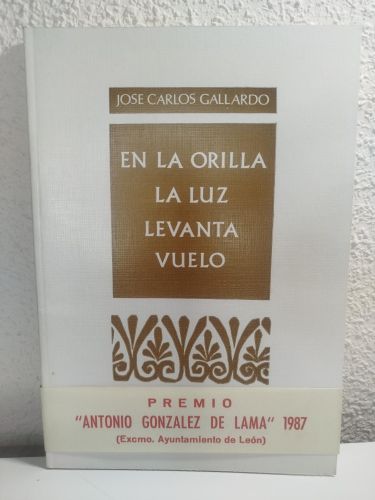 Portada del libro de En la orilla la luz levanta vuelo