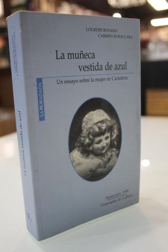 Portada del libro de La muñeca vestida de azul. Un ensayo sobre la mujer en Cantabria.- Dedicado.