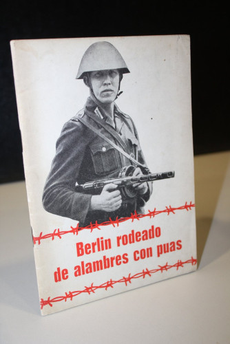 Portada del libro de Berlín rodeado de alambres con púas