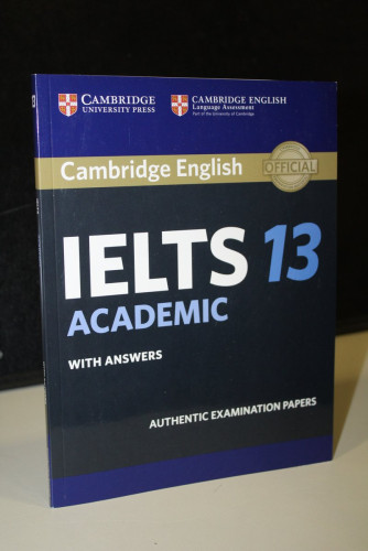 Portada del libro de Cambridge English. IELTS 13 Academic. With answers. Authentic Examination Papers.