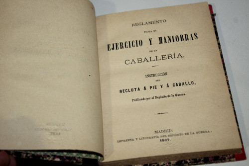 Portada del libro de Reglamento para el ejercicio y maniobras de la caballería. Instrucción del recluta a pie y a caballo.