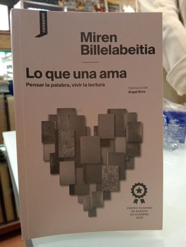 Portada del libro de Lo que una ama. Pensar la palabra, vivir la lectura [Dedicado]