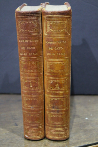 Portada del libro de Los comentarios de Cayo Julio César. Traducidos en castellano.- 1798.- Valvuena, Manuel de.- Bilingüe.-...