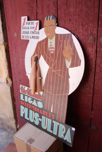 Portada del libro de Cartel publicitario troquelado. Ligas Plus Ultra.- Circa 1935.