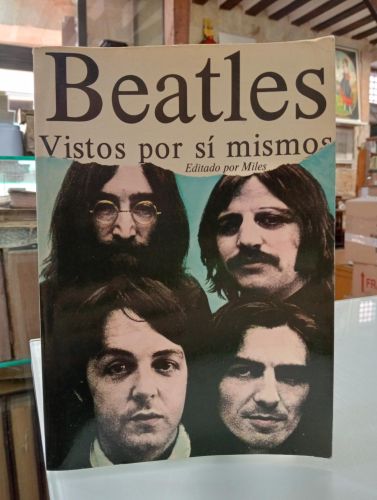 Portada del libro de Los Beatles vistos por sí mismos