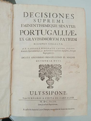 Portada del libro de Tres obras en tres tomos: Decisiones supremi eminentissimique senatus portugalliae, ex gravissimor vm...