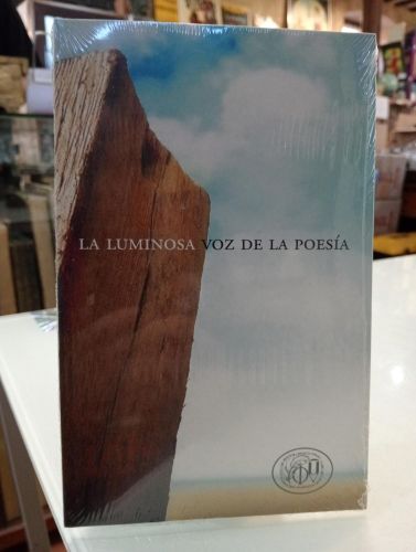 Portada del libro de La luminosa voz de la poesía
