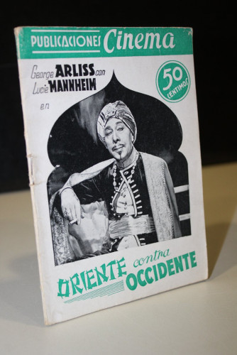 Portada del libro de Oriente Contra Occidente. Basada en la película del mismo nombre.- Publicaciones Cinema, 33.