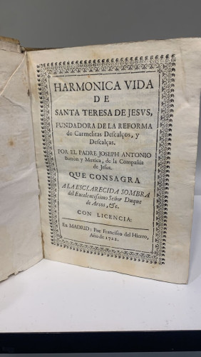 Portada del libro de Harmónica vida de Santa Teresa de Jesús, fundadora de la reforma de Carmelitas Descalzos y Descalzas.
