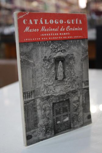Portada del libro de  Catálogo-guía del Museo Nacional de Cerámica 