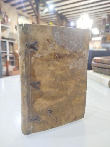 Portada del libro de De institutione Grammaticae libri quinque. Novissime quam plurimis, quae aliis in editionibus irrepserant,...