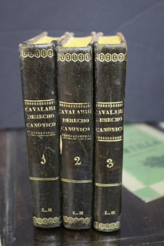 Portada del libro de Instituciones del Derecho Canónico.- Cavalario, Domingo.- Tres tomos.